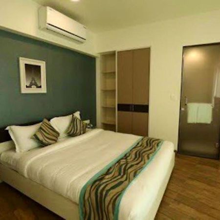 7 Star Weekend Studio At Rajhans Belliza By Global Hospitality Surat Bagian luar foto
