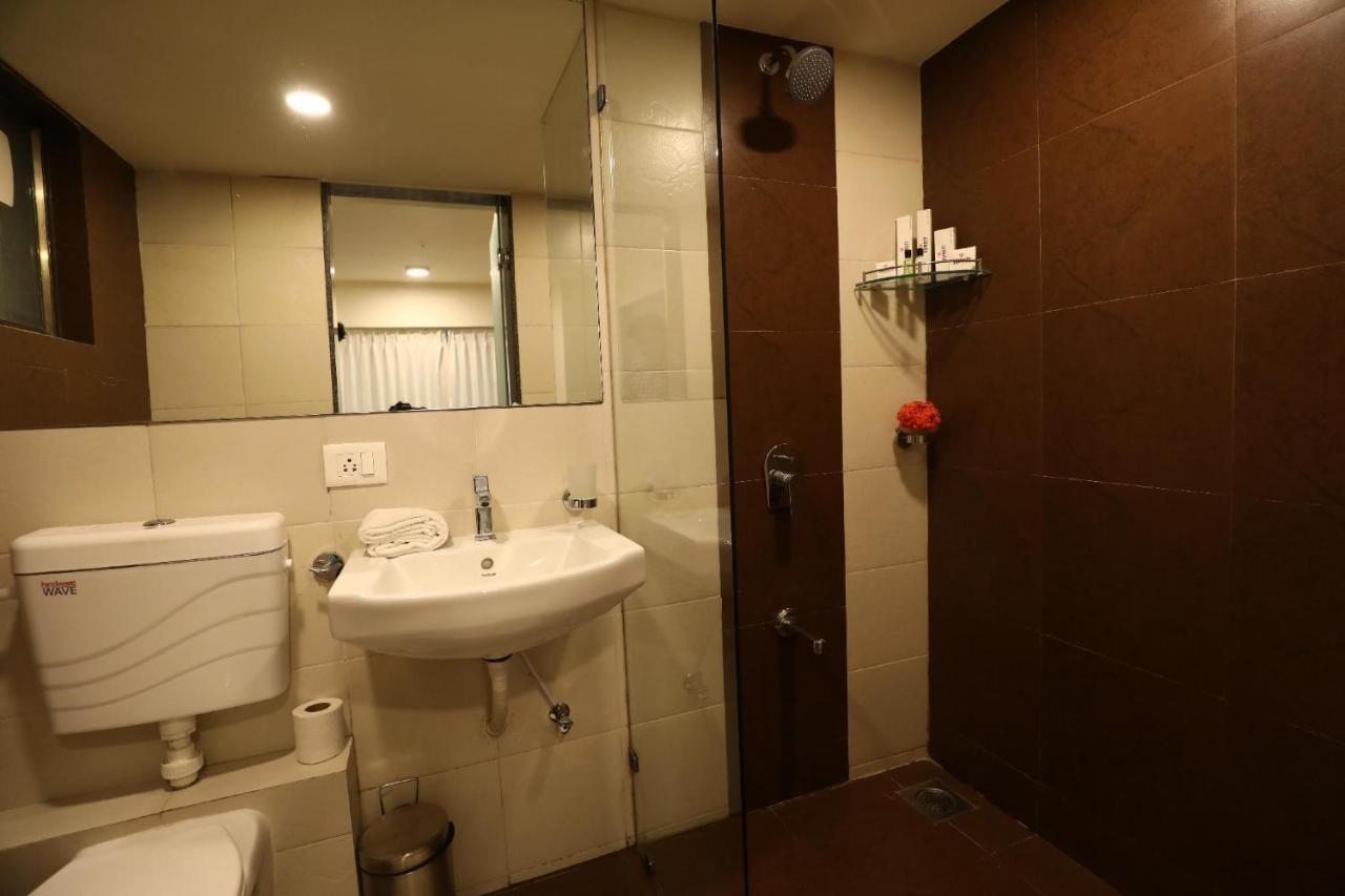 7 Star Weekend Studio At Rajhans Belliza By Global Hospitality Surat Bagian luar foto
