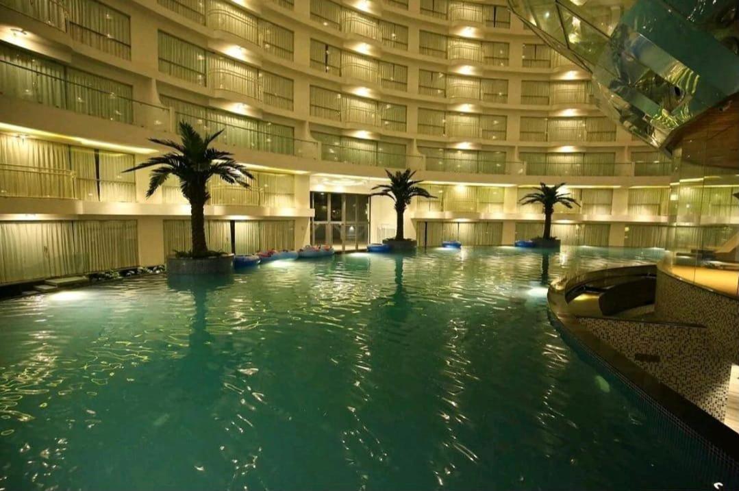 7 Star Weekend Studio At Rajhans Belliza By Global Hospitality Surat Bagian luar foto