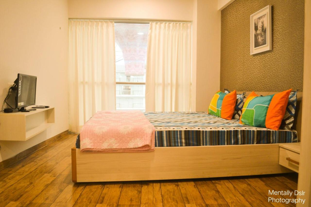 7 Star Weekend Studio At Rajhans Belliza By Global Hospitality Surat Bagian luar foto