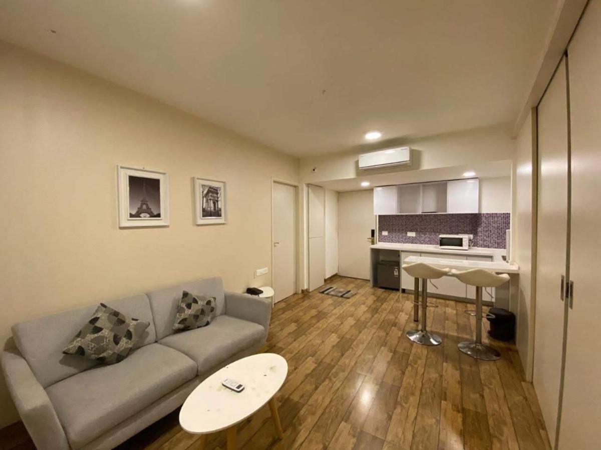 7 Star Weekend Studio At Rajhans Belliza By Global Hospitality Surat Bagian luar foto