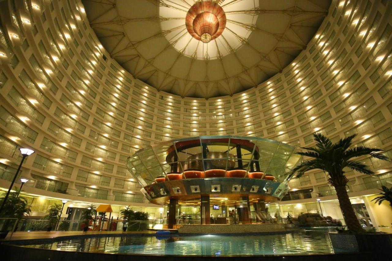 7 Star Weekend Studio At Rajhans Belliza By Global Hospitality Surat Bagian luar foto